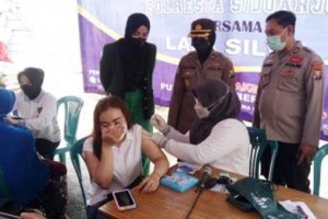 P{olresta Sidoarjo saat menggelat vaksinasi covid-19.